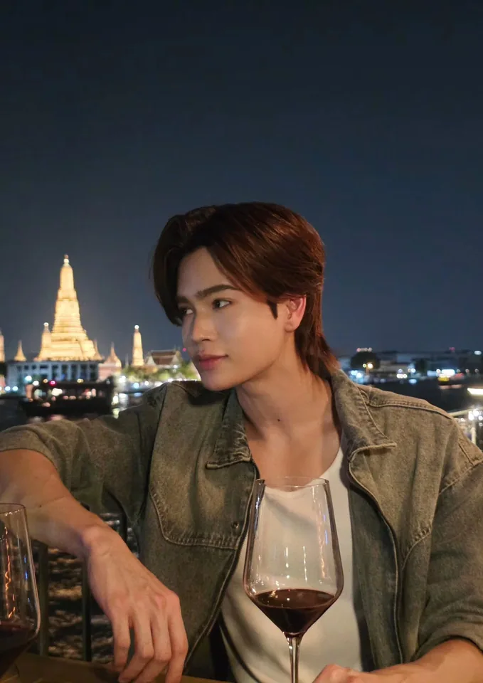 มาร์ค จิรันธนิน นั่งพักริมแม่น้ำยามค่ำคืน
