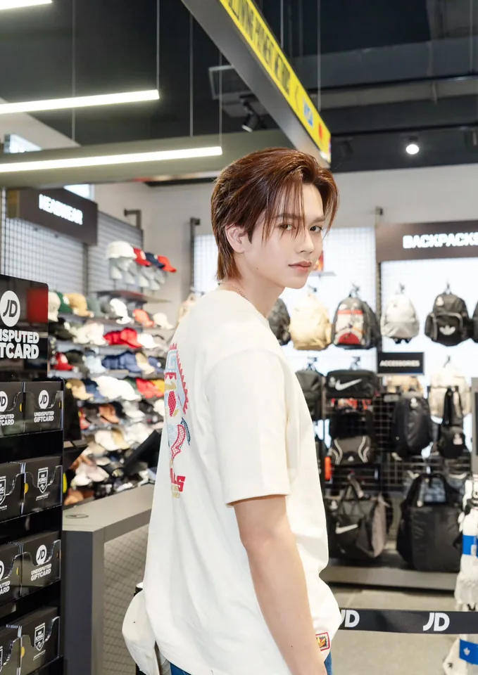 มาร์ค จิรันธนิน สวมเสื้อยืดสีขาวในร้านเสื้อผ้า