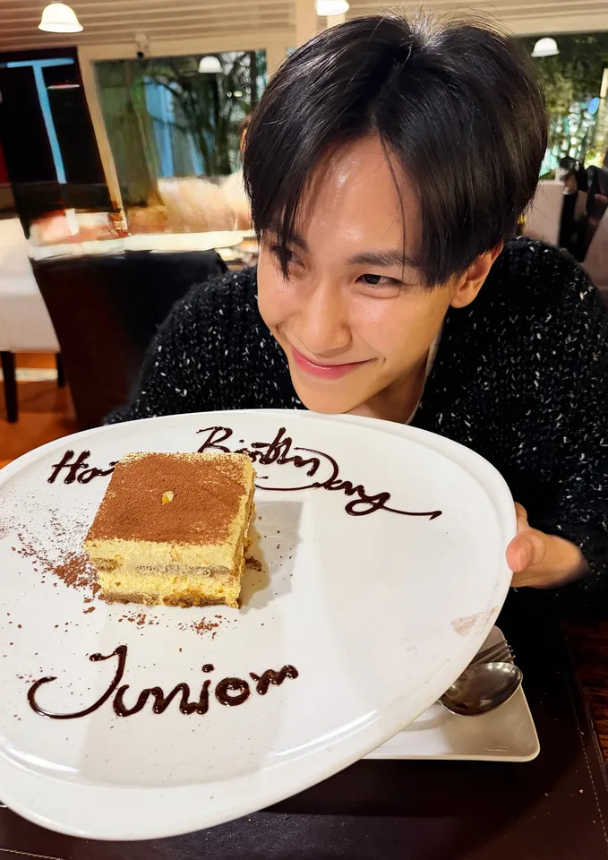 มาร์ค จิรันธนิน ถือจานขนมฉลองวันเกิด