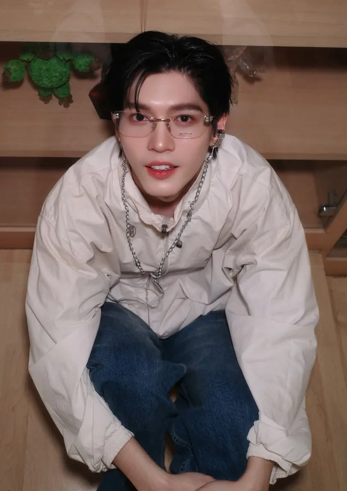 อู๋ ธนบูรณ์ โพสท่าในเสื้อสีขาว