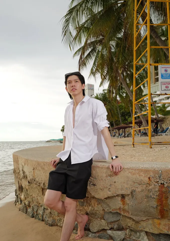 อู๋ ธนบูรณ์ ยืนริมทะเลในวันพักผ่อน