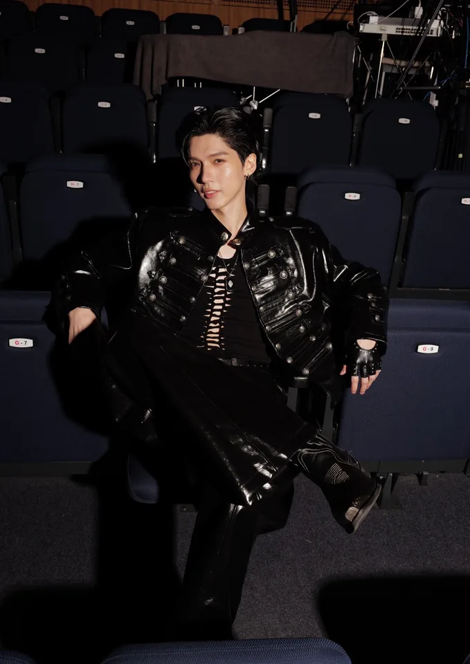 อู๋ ธนบูรณ์ นั่งโพสท่าในแฟชั่นสีดำ