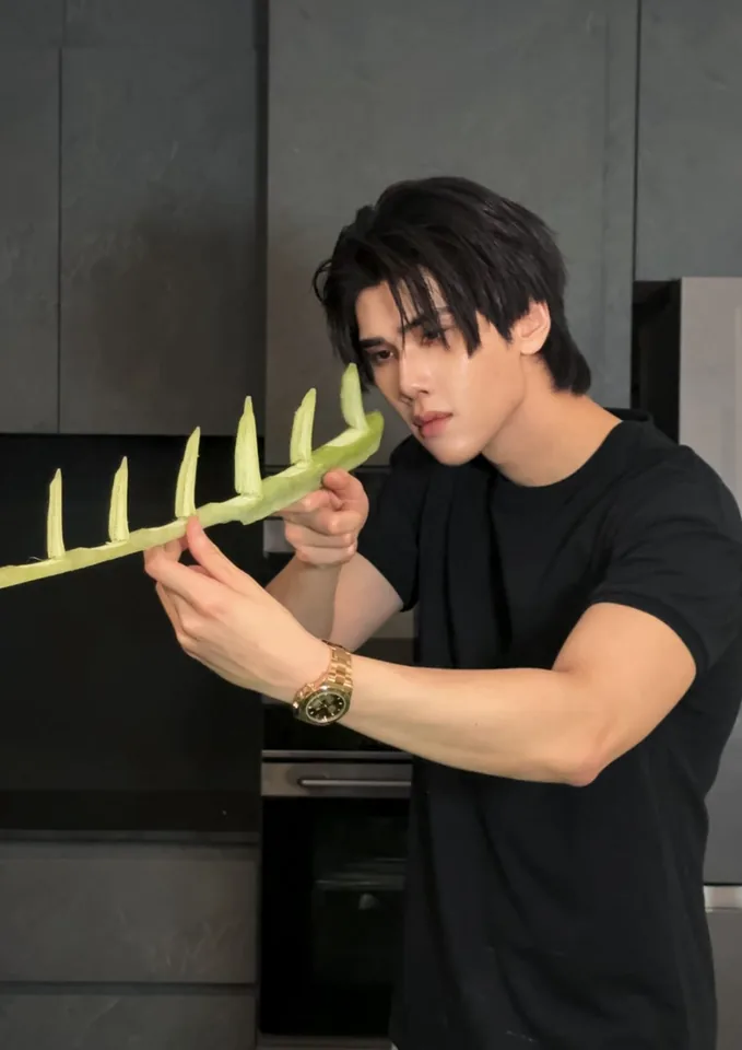 ดัง ณัฎฐ์ฐชัย ในลุคสบาย ๆ ระหว่างทำอาหาร