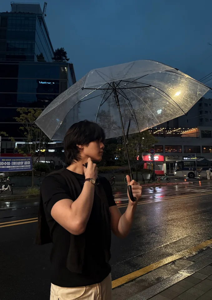 ดัง ณัฎฐ์ฐชัย กางร่มในบรรยากาศกลางแจ้ง