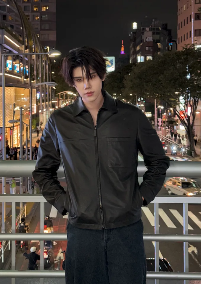 ดัง ณัฎฐ์ฐชัย เดินทางท่องเที่ยวในลุคแจ็กเก็ตหนัง
