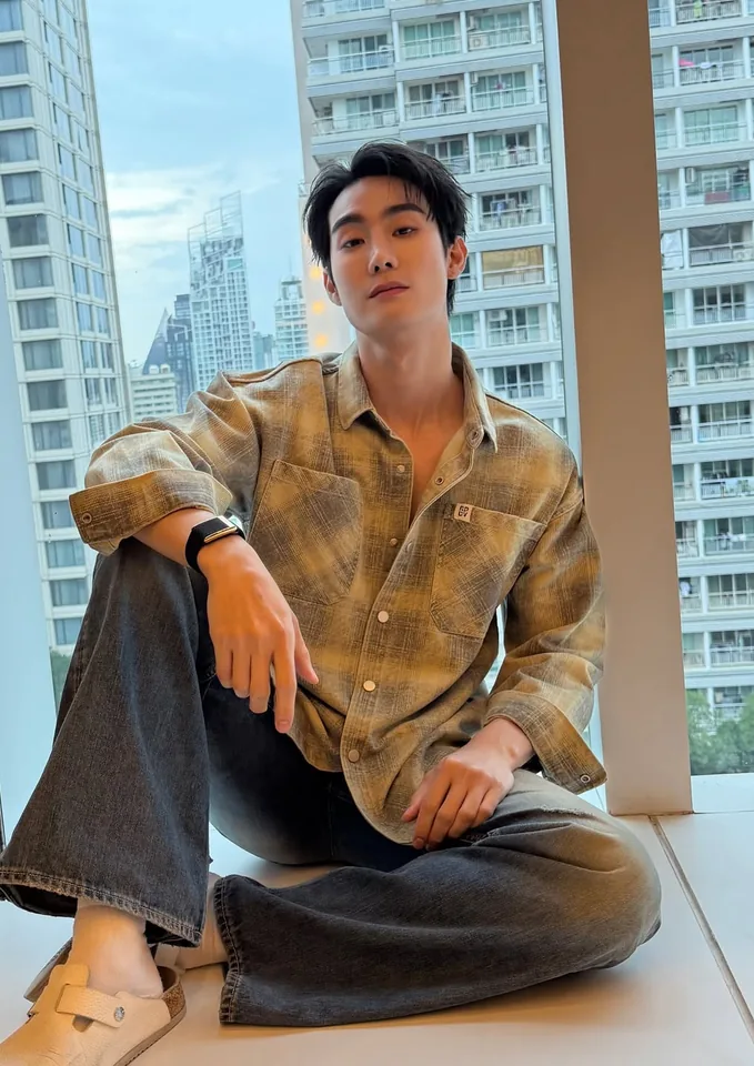 ฟอส จิรัชพงศ์ ในลุคเสื้อเชิ้ตระหว่างพักผ่อน