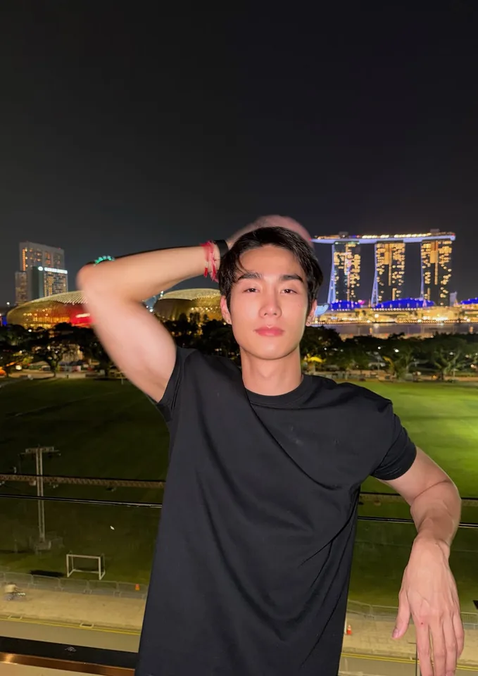 ฟอส จิรัชพงศ์ ในลุคเสื้อสีดำยามค่ำคืน