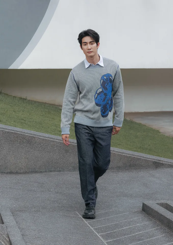 ฟอส จิรัชพงศ์ เดินกลางแจ้งในลุคเสื้อสเวตเตอร์