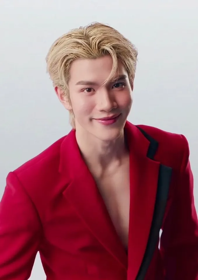 โฟร์ท ณัฐวรรธน์ ในสูทสีแดง