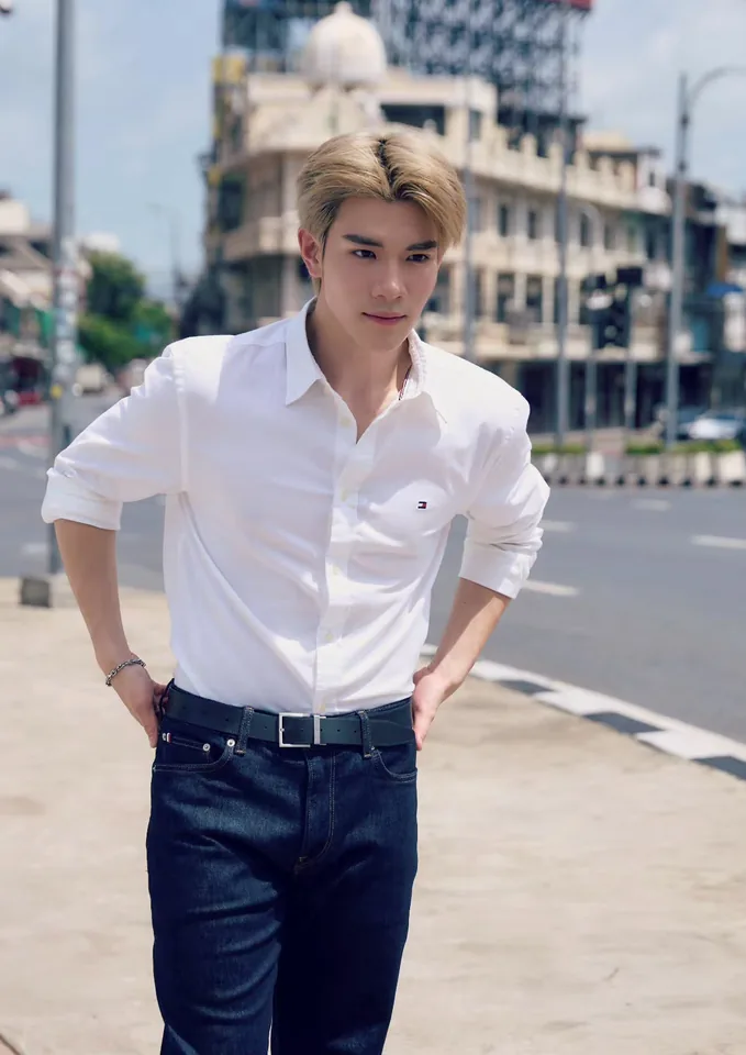 โฟร์ท ณัฐวรรธน์ ในเสื้อเชิ้ตสีขาวกลางเมือง