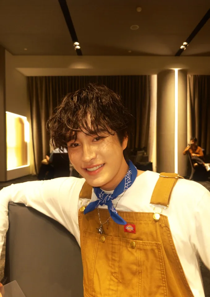 เจมีไนน์ นรวิชญ์ ยิ้มในชุดเอี๊ยมสีน้ำตาล