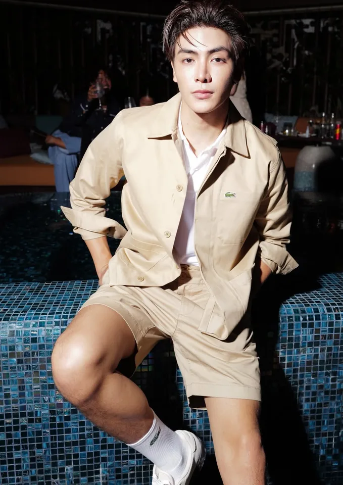 จุง อาเชน นั่งริมสระในชุดสีเบจ