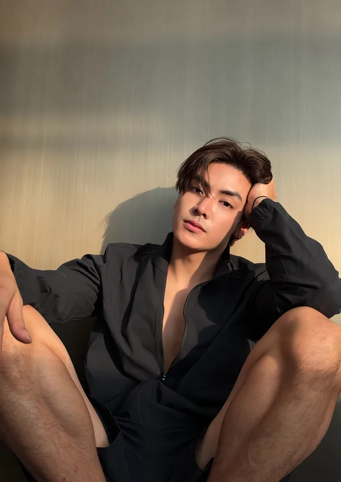 จุง อาเชน นั่งโพสท่าในเสื้อเชิ้ตสีดำ