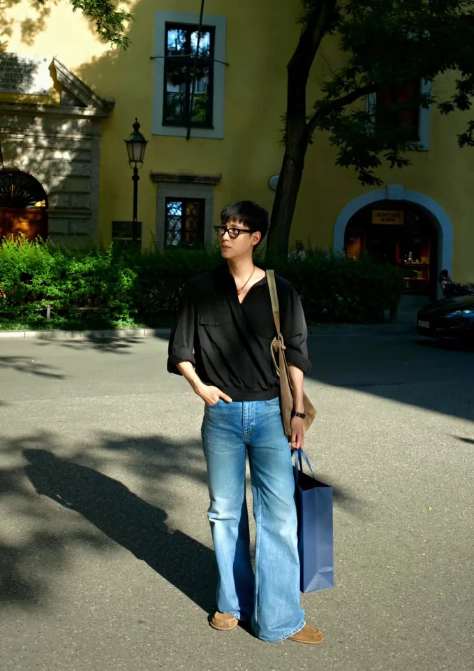 จูเนียร์ ปณชัย ในลุคเสื้อสีดำกลางแจ้ง