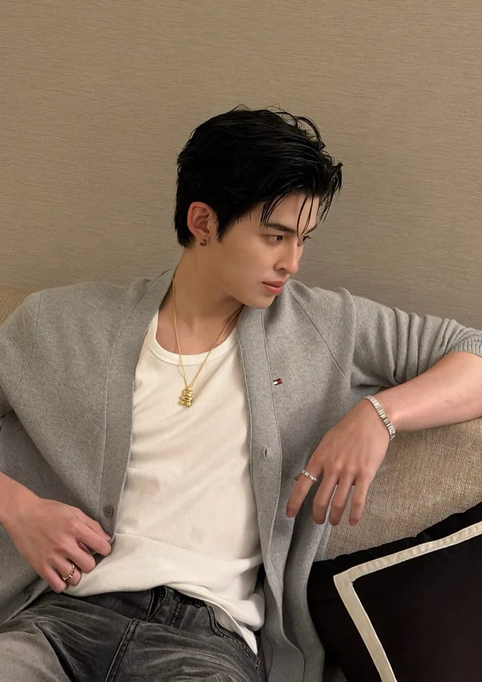 ปอนด์ ณราวิชญ์ นั่งพักในลุคคาร์ดิแกนสีเทา
