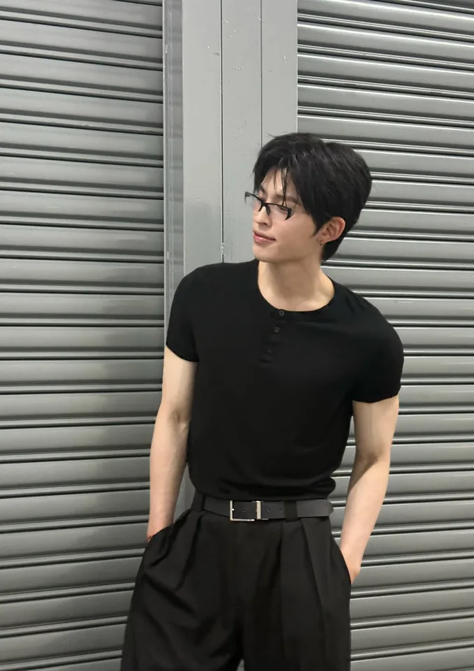 ปอนด์ ณราวิชญ์ พอร์ตเทรตด้านข้างในเสื้อยืดสีดำ