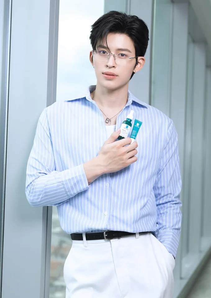 ปอนด์ ณราวิชญ์ ในเสื้อเชิ้ตฟ้ากับแว่นตา