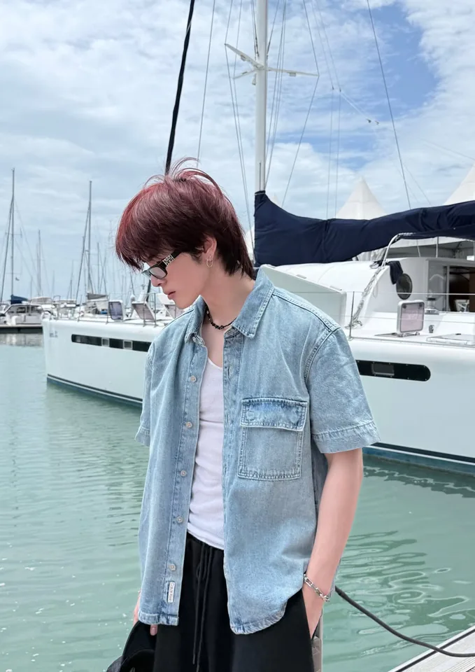 แซนต้า พงศภัค ในลุคเสื้อสีฟ้าริมทะเล