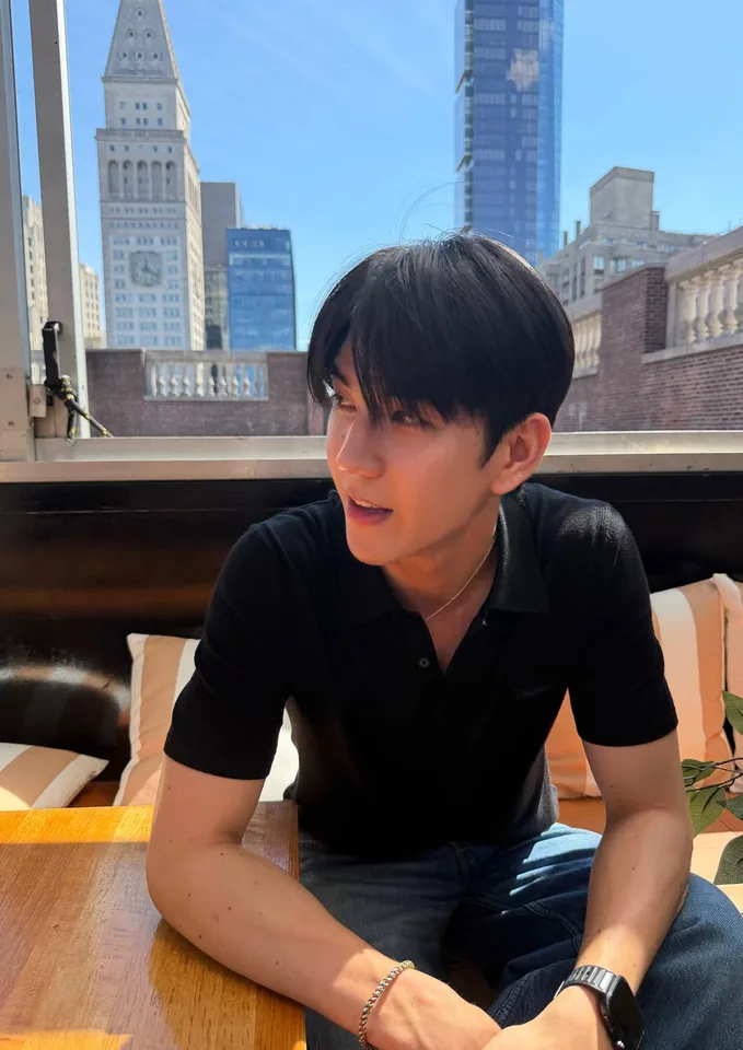 ซี ทวินันท์ ในบรรยากาศร้านอาหารกลางวัน