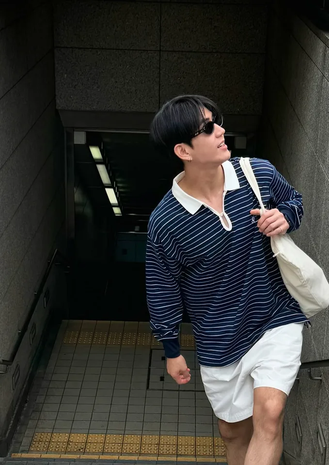 ซี ทวินันท์ เดินทางในลุคเสื้อแขนยาวลายทาง